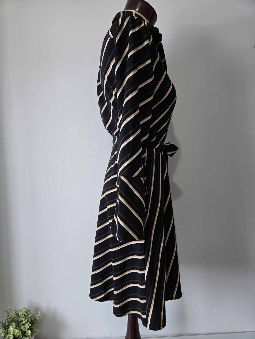 BANANA REPIBLIC FACTORY Striped Tie-Waist Shirt Dress in Black and Cream. Size 4 - Picture 6 of 13